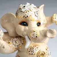 Swanlake 2018
Feinsteinzeug, glasiert, Glanzgold, Kristallsteine, gewachst,
48 x 48 x 37cm Ganesha Brigitte Saugstad